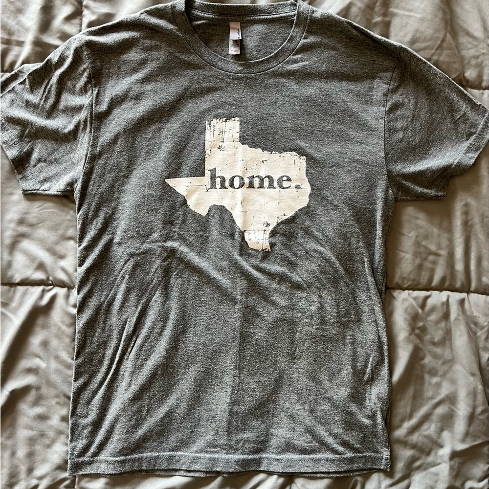Gray Texas “Home.” Short sleeve tshirt